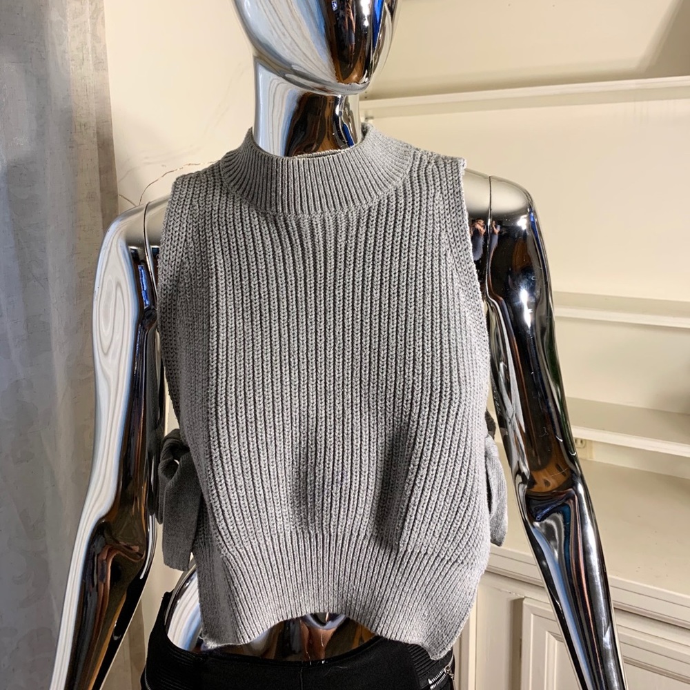 Sleeveless grey knit top